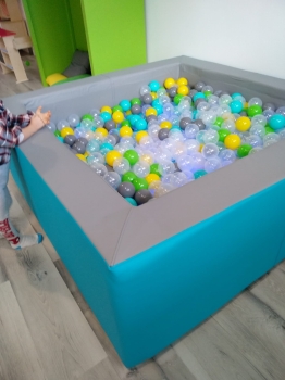 BASEN suchy podświetlany z piłeczkami ok.140 x 140 x 40