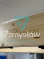 Drewniana belka systemu STRATO-19 – zbliżenie na grawerowane logo 7 Zmysłów
